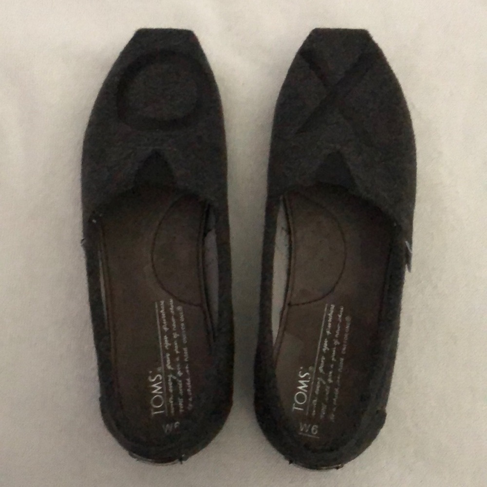 NEW, never worn TOMS limited edition X and O. Sz 6